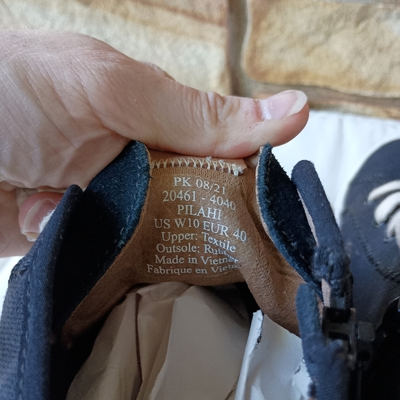 Olukai Stylish Black High-Top Sneakers_10 - Picture 5 of 8